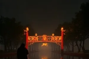 长夜的第七封信封面，深夜窗台上摊开的第七封信纸