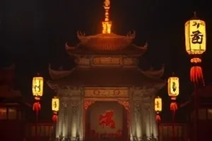 冬泳俱乐部封面，结霜的岸边与冒着白气的湖面