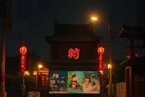 旧唱片店封面，木质货架上码放整齐的黑胶唱片